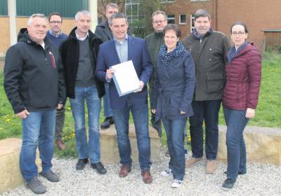 Lars Wedekind in der Mitte der Antragsteller und Unterst�tzer der Eimer Grundschule. 