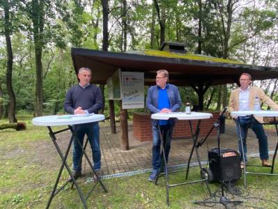 Diskussionsrunde an der Köhlerhütte in Coppengrave am 26.08.2021. - Diskussionsrunde an der Köhlerhütte in Coppengrave am 26.08.2021.