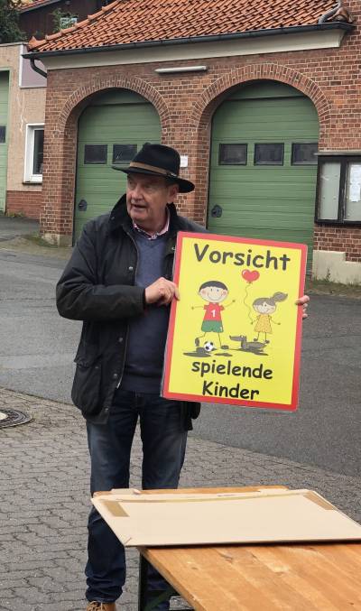 Henry Glenewinkel präsentiert das neue Schild der CDU Aktion für Kinder am 29.08.2021 in Brüggen ! - Henry Glenewinkel präsentiert das neue Schild der CDU Aktion für Kinder am 29.08.2021 in Brüggen !