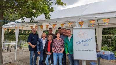 Zahlreiche Kolleginnen und Kollegen der R�te von CDU, SPD und den Gr�nen sind beim Grillen dabei ! 