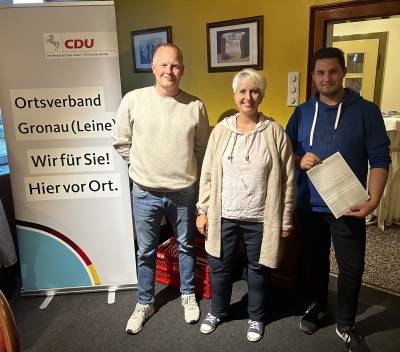 Bj�rn Herms aus Betheln und Julia Schmidt aus Eitzum werden von Fabian Behrens (rechts im Bild) - dem Mitgliederbeauftragten des CDU OV Gronau (Leine) in der CDU begr��t.
