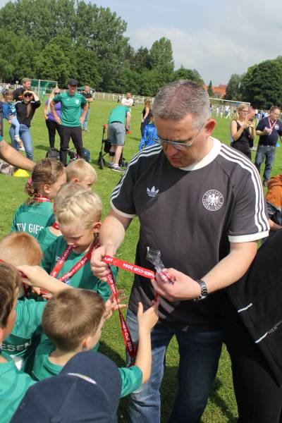 Die Medaillien sind bei den Kids hei� begehrt. Hier darf Lars Wedekind den Kids ein paar umh�ngen. FOTO: LDZ-Sport - Heiko Meyer. 