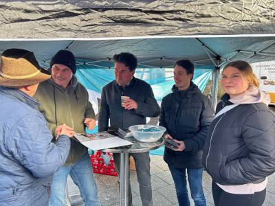 Diskussionen mit Justus L�der am Rande des Wochenmarktes am 20.12.2024 in Gronau (Leine). 