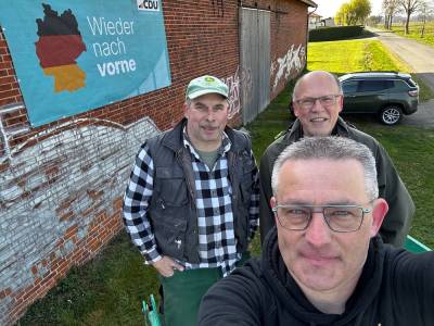 Neues CDU-Banner im Gronauer Westen angebracht. Cord Tenne, Dietmar Zimmer und Lars Wedekind waren am 05.04.2025 t�tig. 