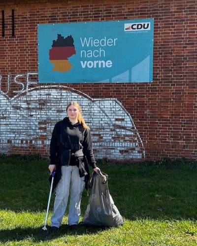 Clara Tenne beim Umwelttag am 12.04.2025 unter dem neuen Banner der CDU im Gronauer Westen. 