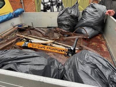 6 S�cke M�ll und einige alte rostige Metallstangen !