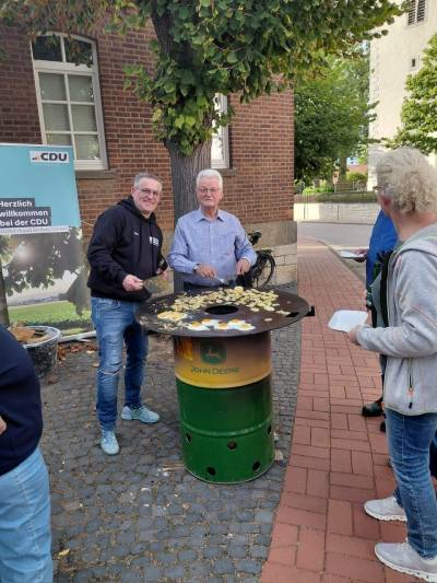 3. Kartoffel und Eierfest der CDU Gronau (Leine) in Br�ggen am 19.09.2026. Lars Wedekind und G�nter Schulze an der Feuertonne. 