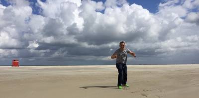 Frischer Wind mit Wedekind !!! Hier symbolisch dafür am Strand von der Nordseeinsel Borkum im Juli 2016.  - Frischer Wind mit Wedekind !!! Hier symbolisch dafür am Strand von der Nordseeinsel Borkum im Juli 2016. 