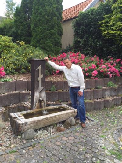 Am Brunnen vor der Kirche von Fölziehausen auf der Sommertour - Wandern mit Wedekind am 15.07.2016 . - Am Brunnen vor der Kirche von Fölziehausen auf der Sommertour - Wandern mit Wedekind am 15.07.2016 .