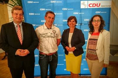 Enak Ferlemann (MdB), Lars Wedekind, Ute Bertram (MdB) und Corinna Fischer (OV Eime/Deinsen) - bei der Diskussionsrunde der CDU Alfeld (Leine) mit dem Parlamentarischen Staatssekret�r beim Bundesminister f�r Verkehr und digitale Infrastruktur Enak Ferlemann am 25.07.2016 in Alfeld (Leine).  