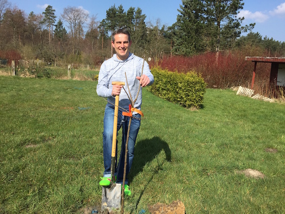 Lars Wedekind pflanzt den Baum mit dem Namen Herbstprinz auf einer Streuobstwiese beim Kleingartenverein in Duingen.