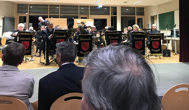 Der Musikzug der Freiwilligen Feuerwehr Gronau (Leine) begleitet den Abend mit schöner Musik. 
