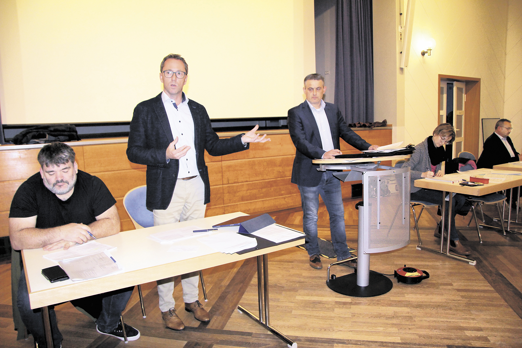 Samtgemeindebürgermeister Volker Senftleben (stehend links) und der stellvertretende Ratsvorsitzende Lars Wedekind (stehend rechts) bei der SG-Ratssitzung am 12.10.2022. Foto: Ehlers/LDZ.