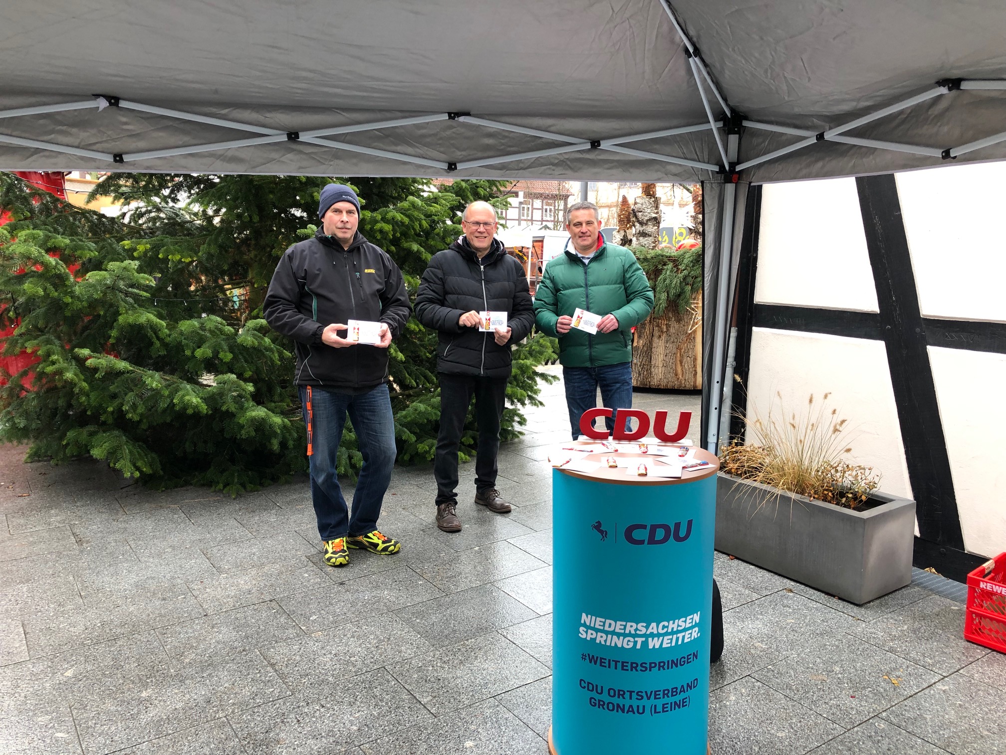 Cord Tenne, Dietmar Zimmer und Lars Wedekind waren heute am Rande des Marktes unterwegs, und verteilten Weihnachtsgrüße an die Menschen.