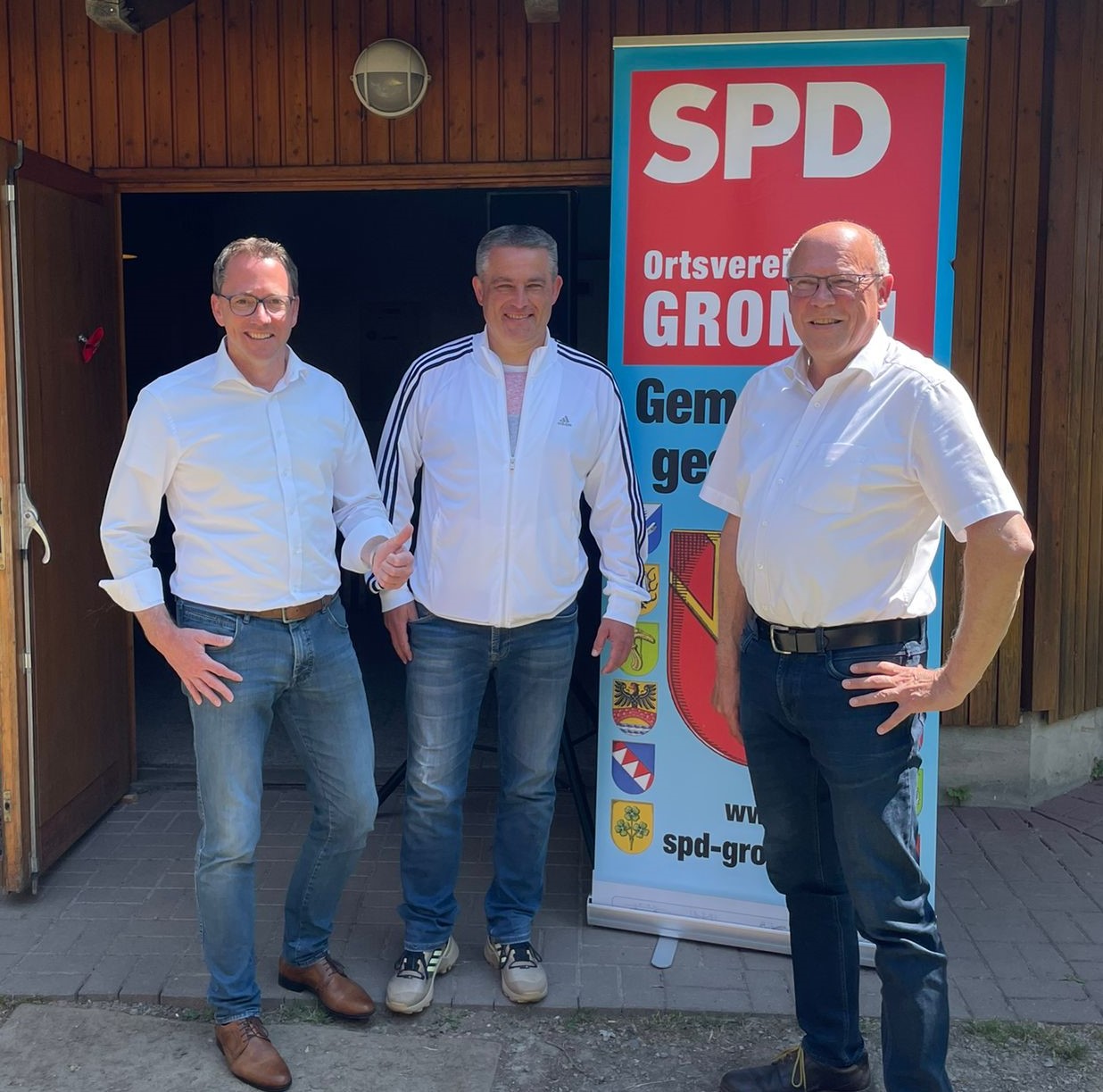 Dietmar Zimmer (rechts) und Lars Wedekind (in der Mitte) sind zu Besuch bei der SPD und Samtgemeindebürgermeister Volker Senftleben (links).