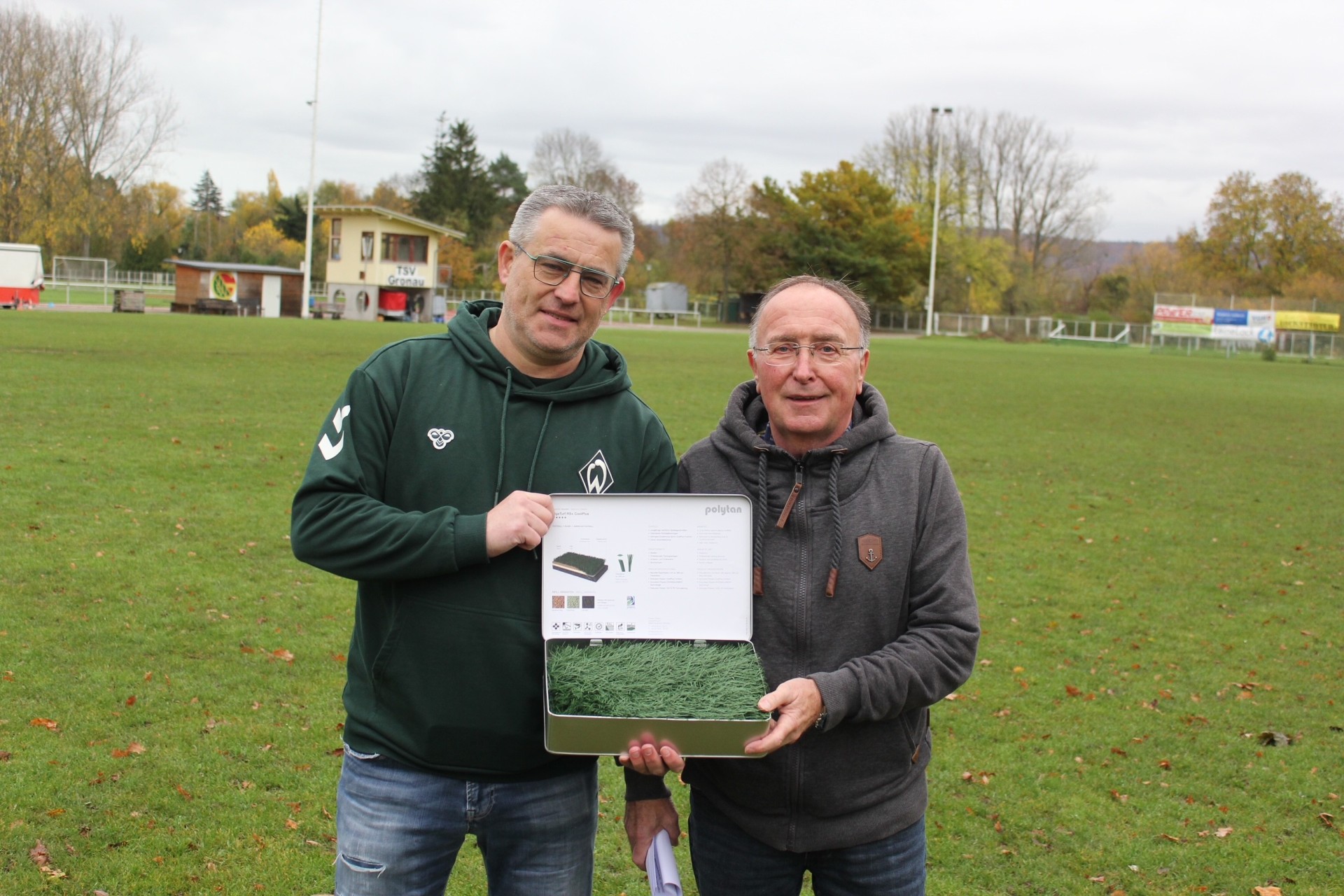 Lars Wedekind (links) und Gnter Falke (rechts) haben einen gemeinsamen Antrag zum Bau eines Fuball - Kunstrasens fr Gronau (Leine) gestellt. 