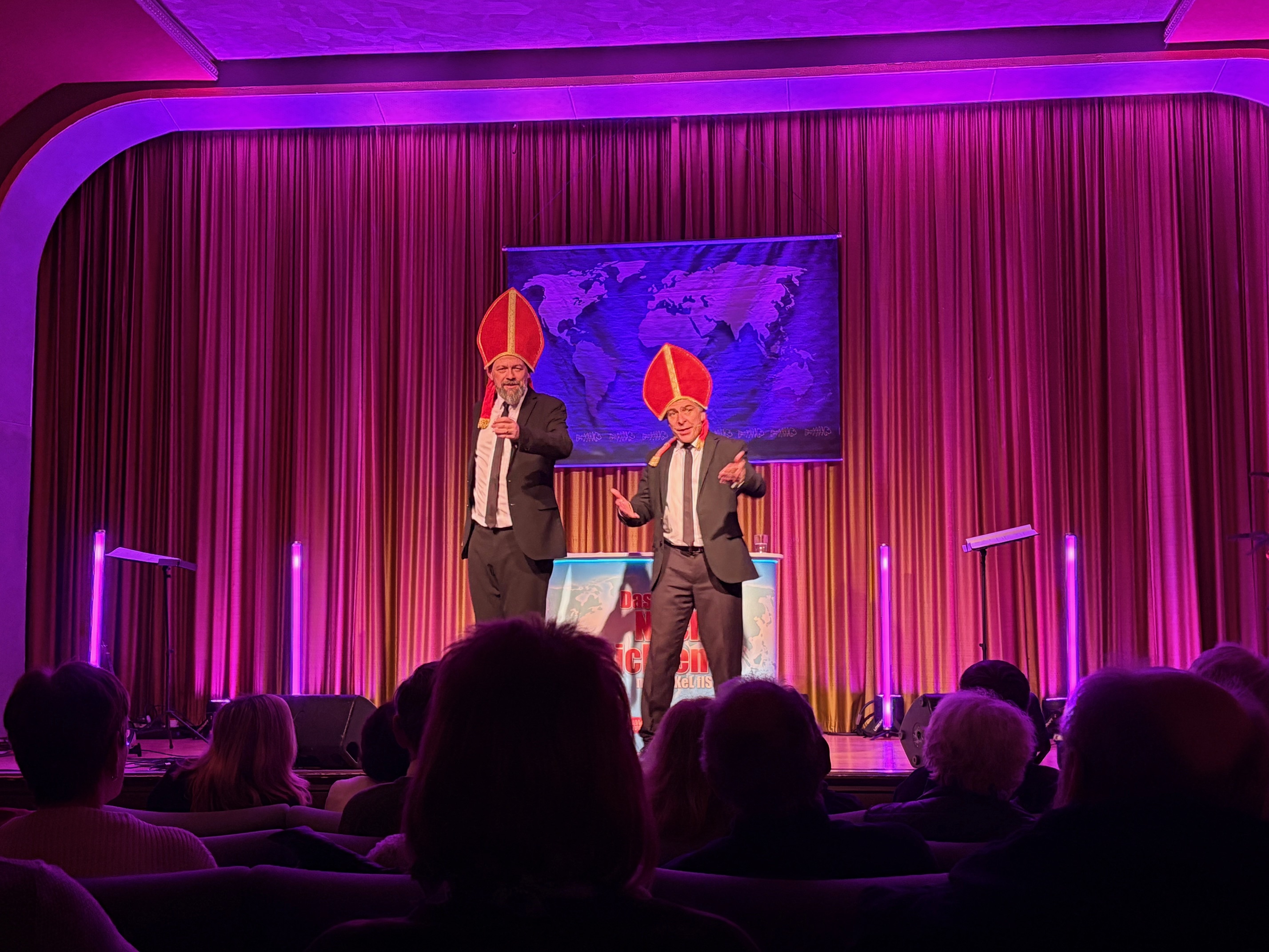 Onkel Fisch - das sind Adrian Engels und Markus Riedinger - ein Satire-Duo aus Dsseldorf. 