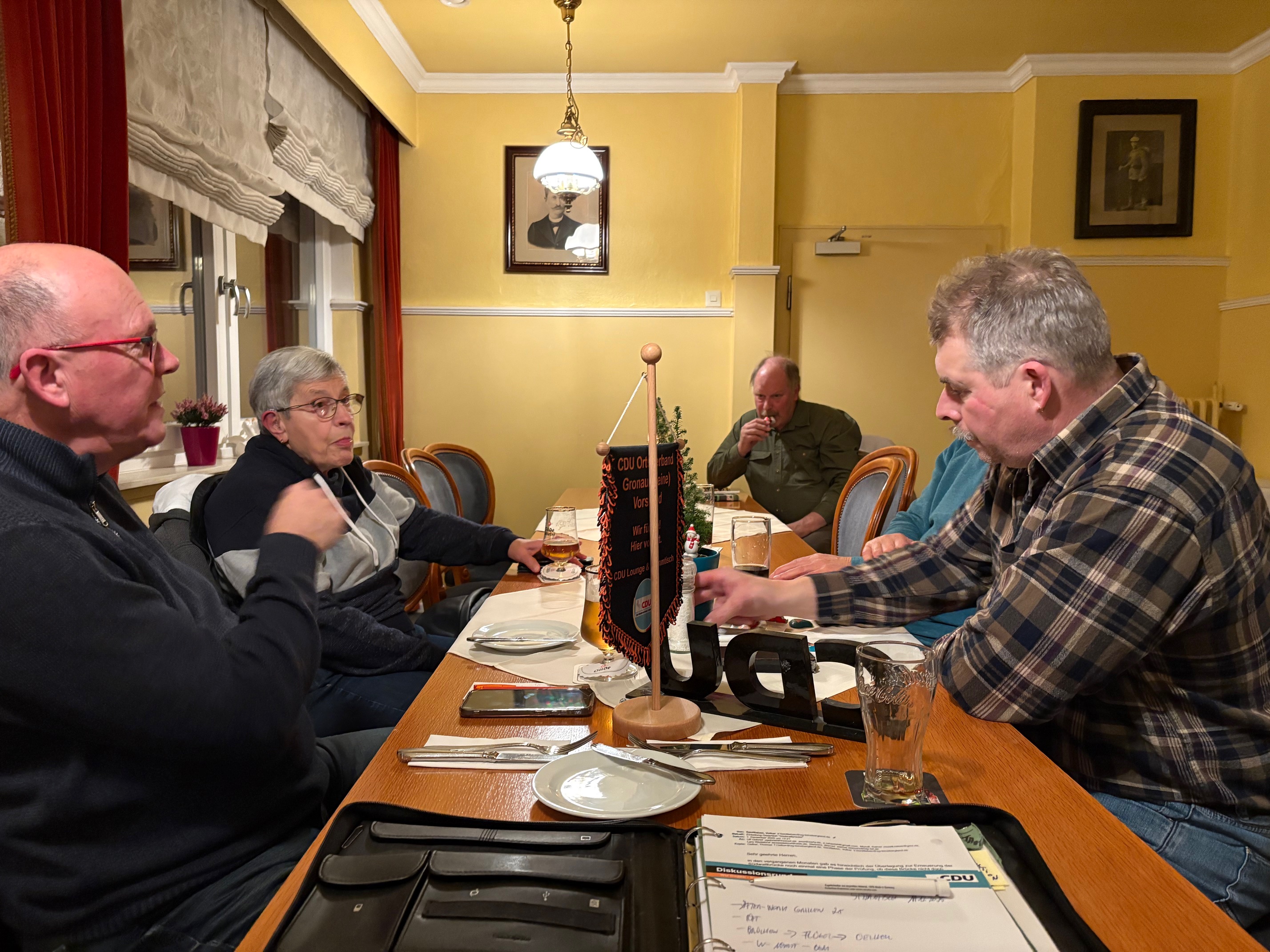 Zum letzten Stammtisch des Jahres 2025 finden sich 7 Gste beim CDU - Ortsverband Gronau (Leine) ein. 