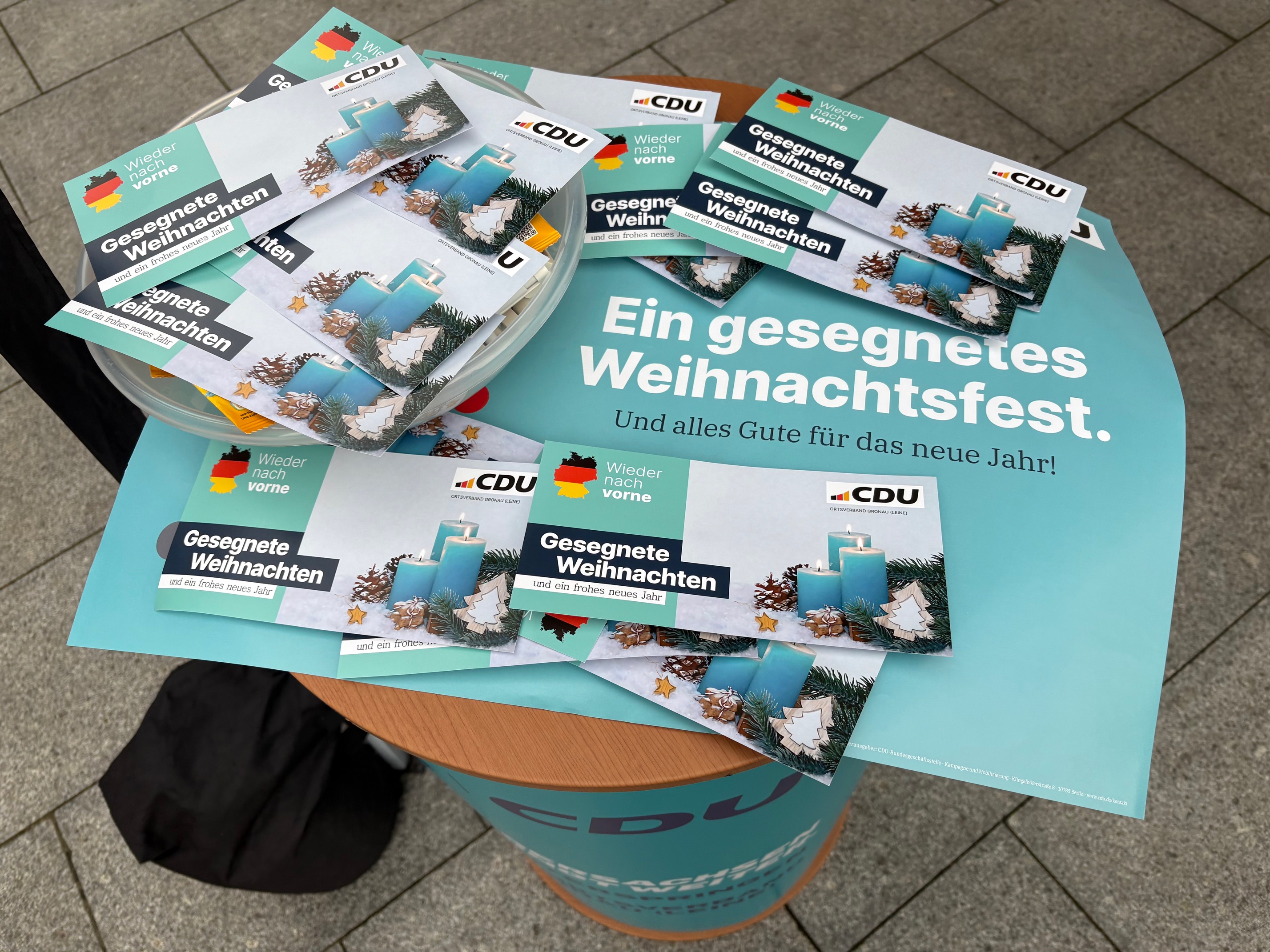 Die vorbereiteten Gru�karten wurden am Freitag in der Zeit von 10.00 Uhr bis 14.30 Uhr an die Marktbesucher verteilt. 