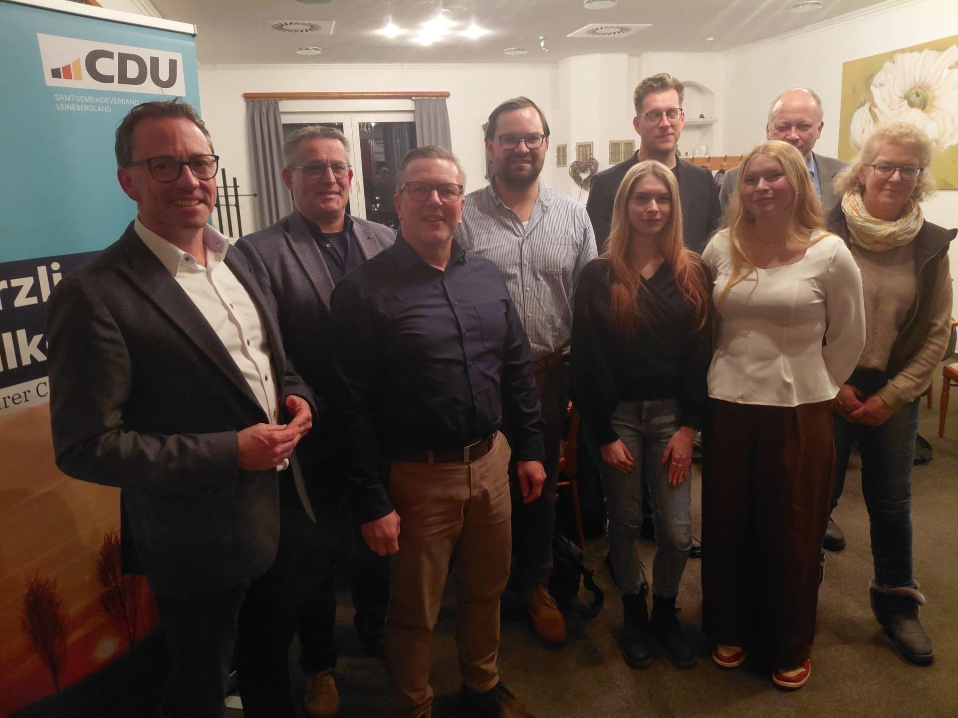 Der neugew�hlte Vorstand der Samtgemeinde CDU Leinebergland mit Landratskandidat Christopher Gedeon und dem Kandidaten f�r das Amt des Samtgemeindeb�rgermeisters Volker Senftleben (SPD). 