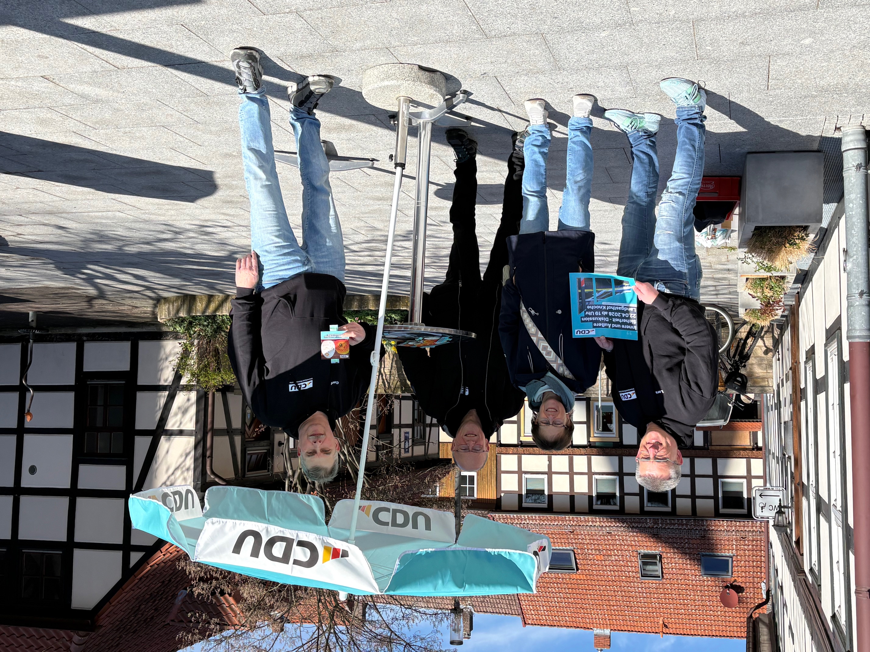 Lars Wedekind, Sonja Behnke, Dietmar Zimmer und Cord Tenne von der CDU Gronau (Leine) verteilen an die Marktbesucher 250 Gru�karten zu Ostern. 