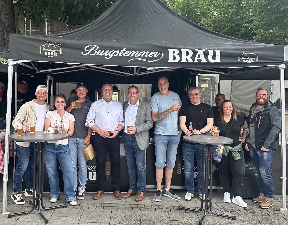 Auch ein Regenschauer l�sst die G�ste und Besucher des Gronauer Maien nicht verzagen. FOTO: VHG Gronau (Leine) ! 