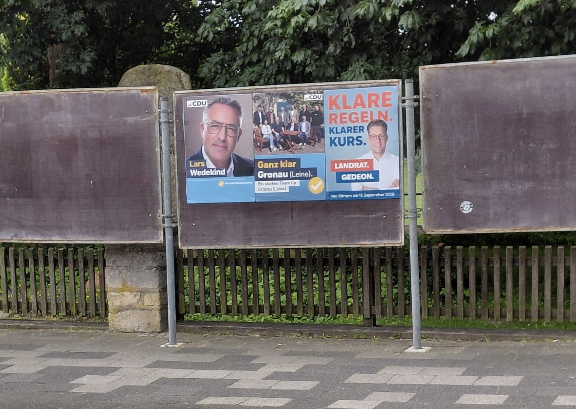 Die Stellw�nde in den Orten bieten gute Gelegenheit die Plakate aufzuh�ngen. 